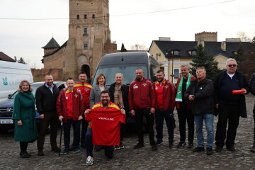 Volunteers from the &Aring;land Islands brought a vehicle and sports equipment to an amp-football team from Lutsk