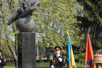 Лучани та представники влади поклали квіти до пам’ятного знаку «Жертвам Чорнобиля»