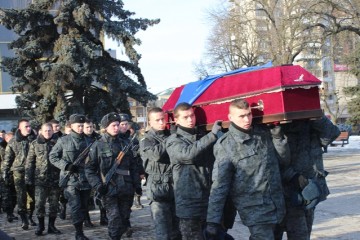Лучани попрощалися з загиблим бійцем Національної гвардії Тарасом Герасимюком