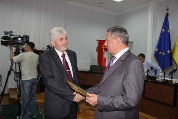  Оперативна нарада у міській раді розпочалася з вручення відзнаки