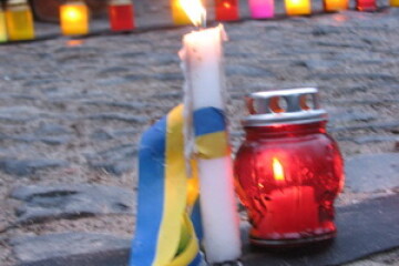 Символічним хрестом зі скорботних колосків пшениці та запалених лампадок у Луцьку вшанували пам'ять жертв голодоморів