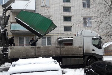 У Луцьку триває демонтаж незаконно встановлених малих архітектурних форм