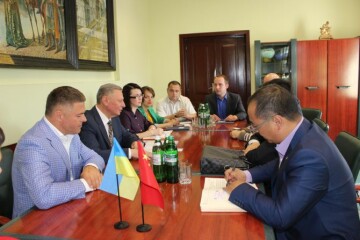 Відбулася зустріч міського голови Миколи Романюка з представниками компанії «Jinhu Color Powder Coating Co» Ltl. з Китайської Народної Республіки