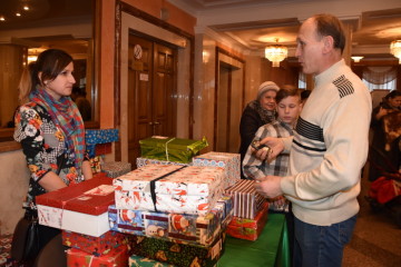 Сім'ї, що опинилися у складних життєвих ситуаціях, отримали особливі подарунки до Нового року
