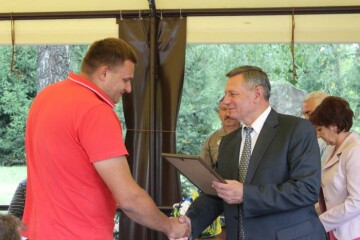 Міський голова Микола Романюк вручив відзнаки тим, хто наводив лад у парку культури і відпочинку імені Лесі Українки