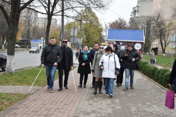Посадовці  міської ради проведуть день у темряві, аби дослідити доступність Луцька для незрячих людей