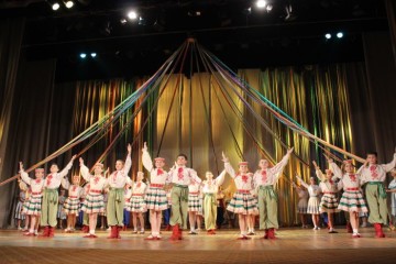 Міський голова Микола Романюк привітав художній колектив ансамблю народного танцю «Радість» з 60-річним ювілеєм