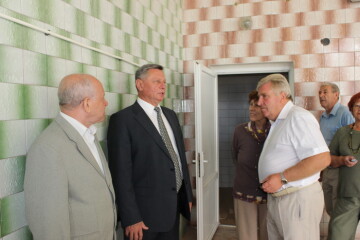 Микола Романюк оглянув капітально відремонтований басейн у НВК № 26