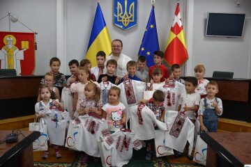 Григорій Пустовіт вручив вишиванки дітям сиротам та дітям, позбавленим батьківського піклування     