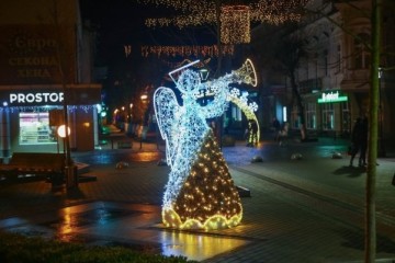  “Вулиця різдвяних янголів” створює святковий настрій у Луцьку
