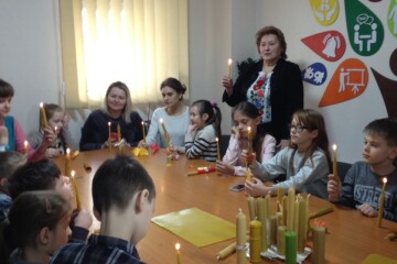 Діти з інвалідністю виготовляли стрітенські свічки