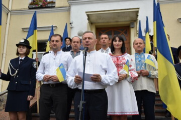 Біля міської ради відбулася урочиста церемонія підняття Державного Прапора України 