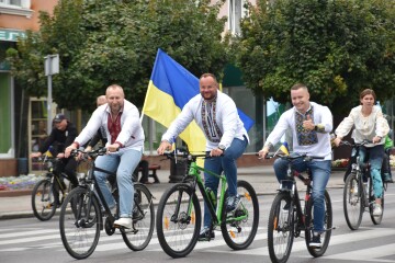  Велосипеди, вишиванки, прапори – у Луцьку відбувся традиційний велопробіг до Дня міста 