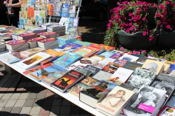 Книжкова виставка-ярмарок відкрилась просто неба на Театральному майдані міста