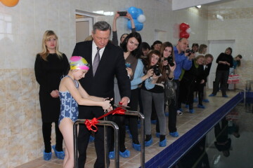 Міський голова Микола Романюк взяв участь відкриті басейну після капітального ремонту у загальноосвітній школі № 20 