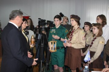 Пластуни передали Вифлеємський вогонь Миру міському голові Миколі Романюку та секретарю міської ради Юлії Вусенко