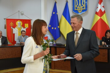 Міський голова Микола Романюк на оперативній нараді вручив почесні грамоти, подяки та нагороди