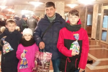 40 сімей, які опинилися у складних життєвих обставинах, отримали  подарунки