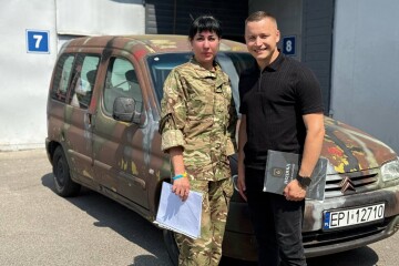 Автомобіль для евакуації поранених військовослужбовців бойовим медикам передала Луцька міська рада