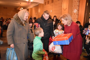 Сім'ї, що опинилися у складних життєвих обставинах, отримали особливі подарунки до Нового року