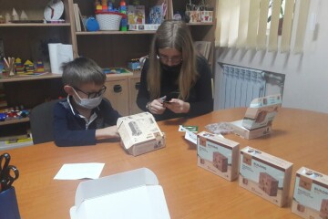 Особливих діток вчили створювати картини з паєток та складати еко конструктор з мініатюрних керамічних цеглинок