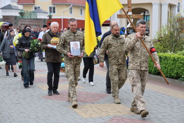 Вічна пам’ять Герою! У Луцькій громаді попрощалися з Тарасом Корніюком 