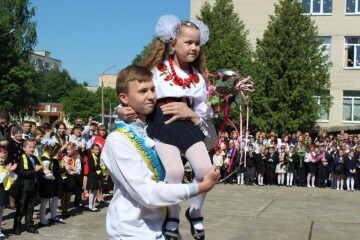 У  школах Луцька пролунав останній дзвінок