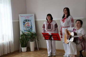 У Будинку вчителя лунали вітання до Дня матері 
