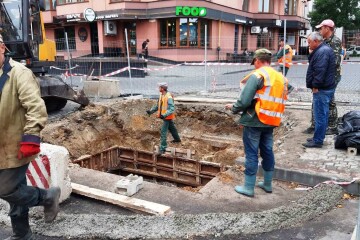 В екстремальних умовах – КП «Луцькводоканал» ремонтує аварійну мережу на глибині 6 метрів