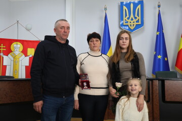 Десять орденів “За мужність” та орден Богдана Хмельницького: у Луцьку вручили державні нагороди сім’ям загиблих Героїв