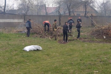 Юні спортсмени прибирають футбольні поля нашого міста