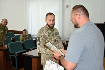 Тринадцятьох військовослужбовців Повітряних сил Збройних сил України нагородили у міській раді