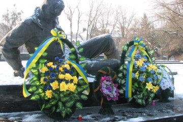 Сьогодні лучани поклали квіти до братських могил та на меморіальному комплексі «Вічна Слава»