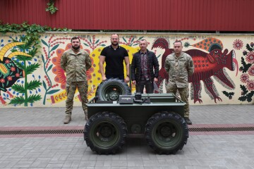 Міський голова Ігор Поліщук передав для захисників наземний безпілотний роботизований комплекс 