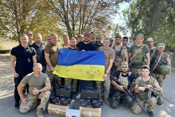 Міський голова Ігор Поліщук передав автомобілі та обладнання для військових, що служать на Запорізькому напрямку