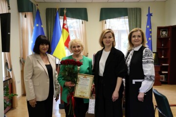 Секретар Луцької міської ради Катерина Шкльода привітала Аллу Опейду з ювілеєм
