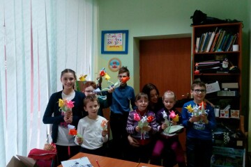 Особливі дітки вчилися виготовляти квіти у техніці орігамі