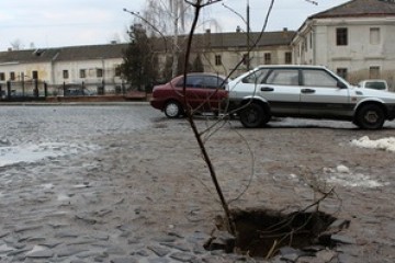 На Замковій площі утворилося провалля в один з підземних ходів