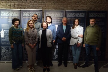 В Окольному замку відкрили виставковий проєкт  &laquo;Щоб із темряви засяяло світло&raquo;