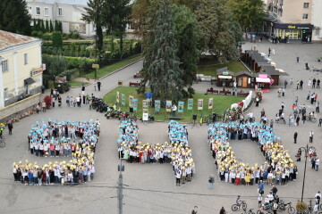 Із нагоди 940-річчя міста Луцька учасники флешмобу “Українська вишиванка” створили цифру 940 