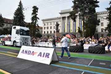 У Луцьку найсильніші спортсмени змагаються на командному чемпіонаті України зі стронгмену