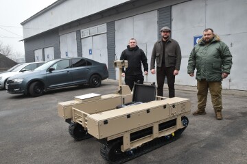 Міський голова Ігор Поліщук передав для військових наземний роботизований комплекс &ldquo;TerMIT&rdquo;