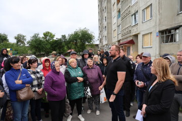 Міський голова Ігор Поліщук зустрівся з мешканцями потерпілих внаслідок ворожого обстрілу будинків
