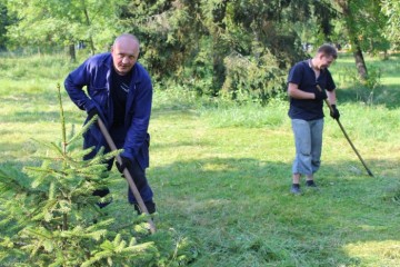  Лучани прибирають центральний парк культури та відпочинку імені Лесі Українки  