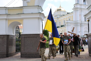 Герої не вмирають: в останню дорогу провели воїнів Костянтина Шевчука та Едуарда Гуріна