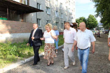 Микола Романюк ознайомився з ходом ремонтних робіт дворової території на вулиці Рівненській, 125