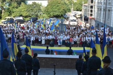 Біля міської ради відбулася урочиста церемонія підняття Державного Прапора України 