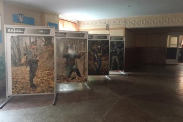 У ЗОШ №19 презентували виставку про українське військо