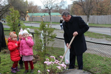 На подвір’ї ДНЗ № 33 відбулася  акція з озеленення території садочка