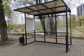 На зупинках громадського транспорту зроблено поточний ремонт скляних павільйонів